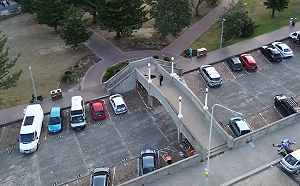 澳洲邦迪海灘槍擊案16死40傷！槍手被證實為父子檔　警方與槍手對峙空拍曝