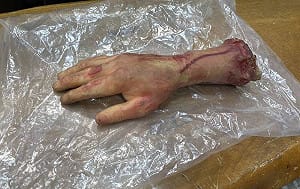 台中街頭驚見擬真「斷肢玩具」嚇壞路人　車主恐挨罰最高3萬