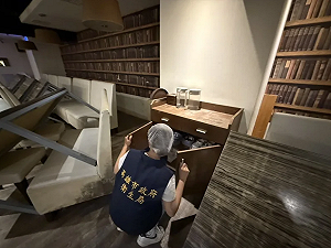 知名餐廳認了「茶杯黑垢、湯底小強漂浮」！高雄衛生局要罰了