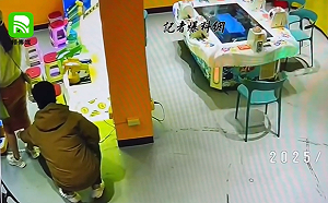 太誇張！臨江夜市男蹲下偷拍裙底　過程全被監視器拍下