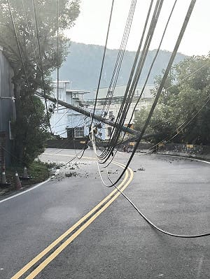 貨櫃車無視限高扯斷電線桿！女騎士摔車送醫 三峽近600戶停電