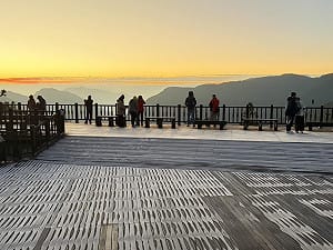冬日限定！太平山披上夢幻白霜   日出同框如仙境