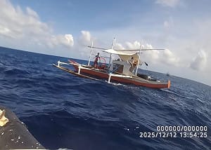 南海仙賓暗沙衝突  中曝光菲漁民持20公分長刀挑釁、控「武裝漁民」碰瓷