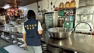 高雄某飯店爆11人食物中毒！85歲老翁住院7天 衛生局急採檢