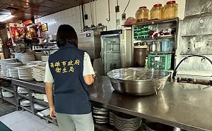 高雄某飯店爆11人食物中毒！85歲老翁住院7天 衛生局急採檢