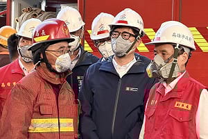 高雄大發工業區工廠火警　消防出動上百人力灌救中