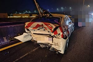 國道警車處理事故遭追撞　1男送醫、員警未受傷