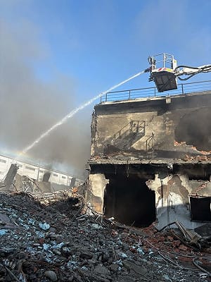 高雄大發工業區工廠延燒19小時　消防處理殘火