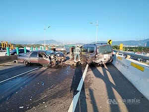 北市洲美快速道路3車連環撞釀2傷 肇因待釐清