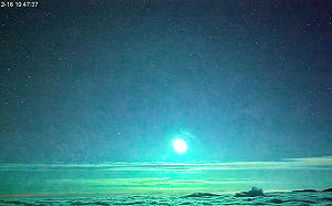 (影)黑夜變白天！「巨型火流星」劃過南橫埡口 青綠光球照亮雲海