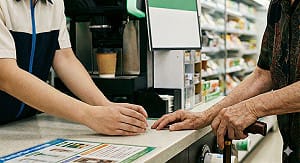 老翁多次想買咖啡遭拒！心理師還原真相：店員溝通令人佩服