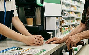 老翁多次想買咖啡遭拒！心理師還原真相：店員溝通令人佩服