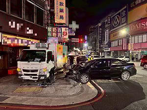 新北男毒駕高速撞擊同性情侶！1人斷腿送醫幸無生命危險