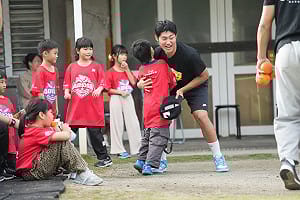 綠島潛水艇陳世展攜中職球員做公益 回饋家鄉球隊