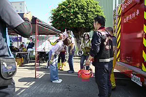 高雄大發工業區火災撲滅　邱議瑩送蠻牛慰勞消防英雄