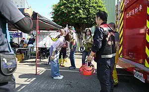 高雄大發工業區火災撲滅　邱議瑩送蠻牛慰勞消防英雄