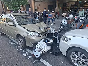 高雄77歲高齡婦逆向暴衝！母子雙載機車慘成夾心 1人命危搶救中