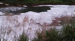 八堵抽水站油汙才剛解決！上游暖暖溪驚現大量白色泡沫 再次停抽河水