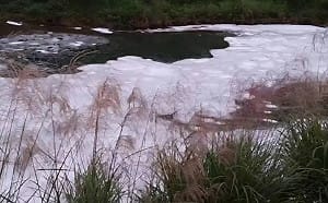 八堵抽水站油汙才剛解決！上游暖暖溪驚現大量白色泡沫 再次停抽河水