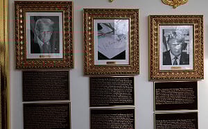 川普在白宮前總統肖像下增註解 猛批歐巴馬 還把拜登照片換成「這個」.....