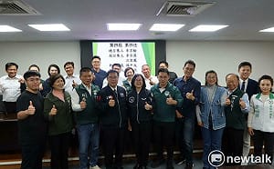 台南市議會民進黨團幹部交接  李宗翰出任總召楊中成接幹事長