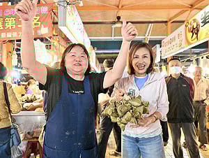 勤走市場掃街聽民意　邱議瑩展現超人氣親和力