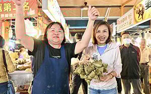 勤走市場掃街聽民意　邱議瑩展現超人氣親和力