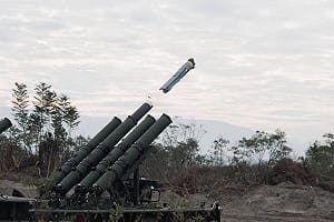 Altius-600M攻擊型無人機首度實彈射擊  國防部長顧立雄親臨視導