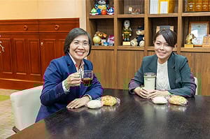 從內鬥之亂到「跨縣市藍白合」 徐欣瑩同日攜禮為高虹安打氣引遐想