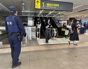 北捷傷人案　張文父母返家、警方進屋蒐證