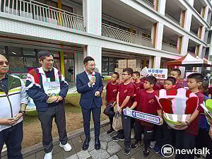 (影)江啟臣媒合捐贈羽毛球！何昱奇鼓勵小球員成下一個李洋、戴資穎