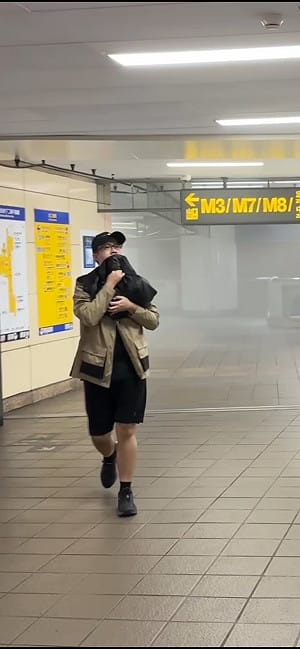 (影)張文北車丟煙霧彈「變裝混人群」影片曝光！網友隨手錄  驚見「冷眼對鏡頭」