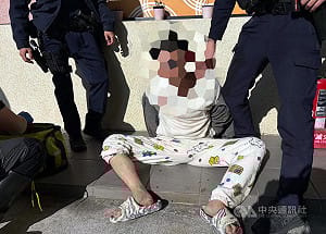 男持雙刀闖加油站便利商店  新北警壓制送辦