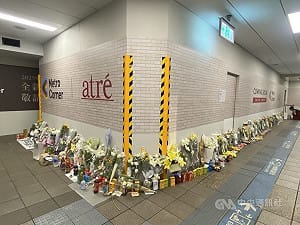 張文隨機攻擊案　事發地大量鮮花卡片悼死者