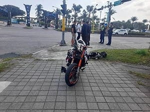花蓮市重機疑闖紅燈撞左轉自小客車  騎士不治
