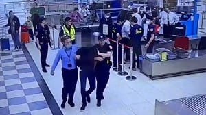 外籍男涉攜毒入境小港機場　拒檢竄逃遭圍捕制伏