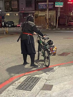 隨機攻擊全民警戒！台南傳奇「忍者哥」遭攔查  網：熱心助人網紅