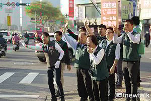 展現「桶箍」精神團結黨內  林俊憲偕黨籍議員站路口爭取支持