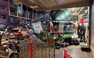 下車買晚餐忘拉手煞車！遊覽車衝對向連撞8機車 驚險畫面曝