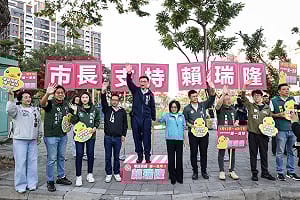 高市長初選倒數　賴瑞隆偕議長議員啟動站路口衝刺選情  