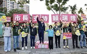 高市長初選倒數　賴瑞隆偕議長議員啟動站路口衝刺選情  