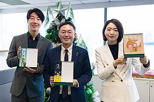 批藍撲克牌醜化他人 民進黨堅持「美學創意」　2026政績桌曆明起限量領取 