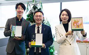 批藍撲克牌醜化他人 民進黨堅持「美學創意」　2026政績桌曆明起限量領取 