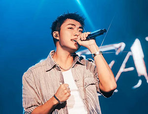 王ADEN對粉絲擺臭臉！跨年晚會表演慘遭除名