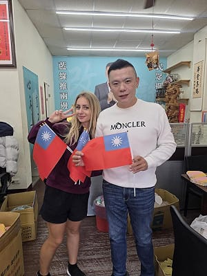 自稱聾啞俄女台中賣國旗籌旅費　移民署逮人驅逐