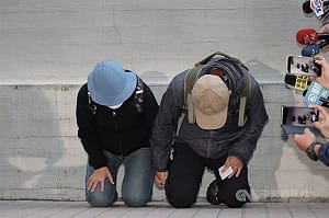 北市隨機攻擊案　犯嫌張文父母下跪向各界道歉