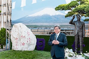 萩生田光一訪高參拜安倍銅像   祈願「台日友好」深化情誼