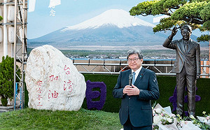 萩生田光一訪高參拜安倍銅像   祈願「台日友好」深化情誼