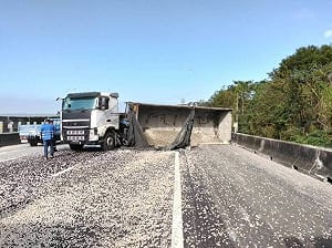 國1北上銅鑼段砂石車擦撞護欄翻覆　回堵近10公里