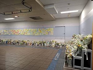 這城市永遠記得您！北捷悼念牆貼滿便利貼 千人留言致敬余家昶